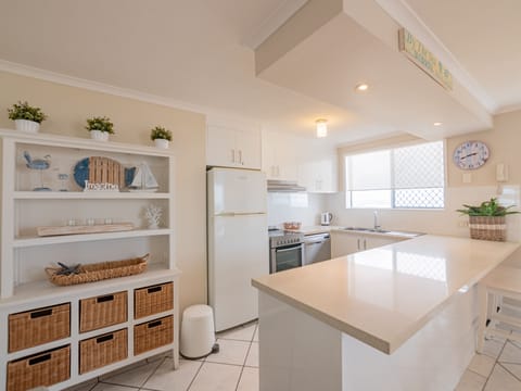 1 Bedroom Sea View | Private kitchen | Oven, coffee/tea maker, electric kettle, dining tables