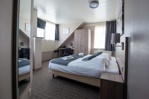 Standard Double Room | In-room safe, desk, free WiFi, wheelchair access