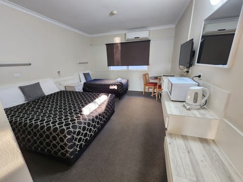 Deluxe Twin Room, 1 Bedroom, Non Smoking, Ground Floor | Iron/ironing board, free WiFi, bed sheets