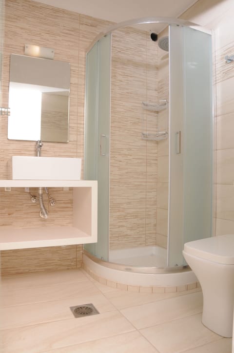 Superior Studio (Side Pool View) | Bathroom | Shower, hair dryer, towels