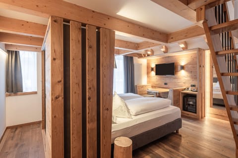 Junior Suite Panorama | Down comforters, in-room safe, free WiFi, bed sheets