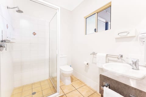 Executive Queen Room | Bathroom | Shower, designer toiletries, hair dryer, towels