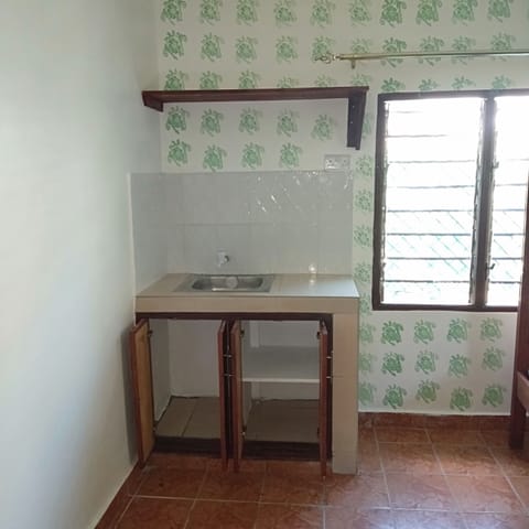 Family Single Room | Private kitchenette | Cookware/dishes/utensils