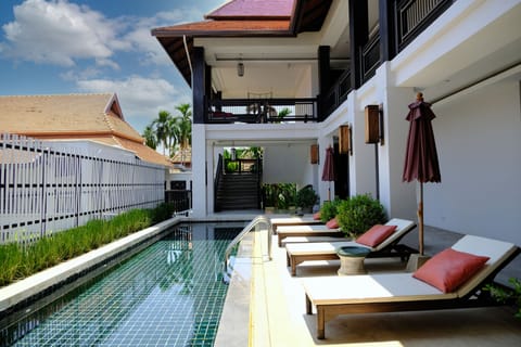 2 outdoor pools