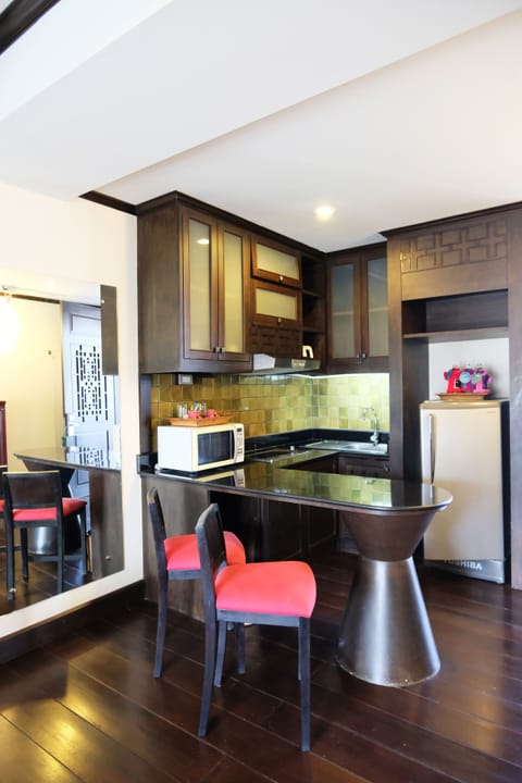 Suite, 1 Bedroom | Private kitchen | Fridge