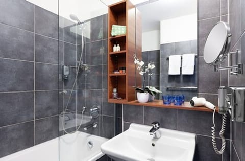 Double Room | Bathroom | Shower, towels