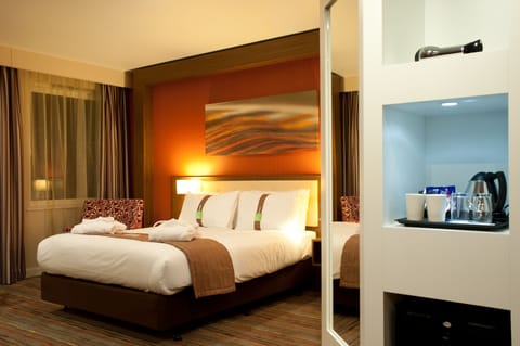 Room, 1 King Bed, Non Smoking (Leisure) | In-room safe, desk, laptop workspace, soundproofing