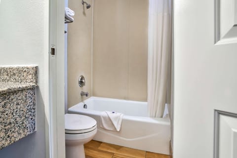 Combined shower/tub, towels