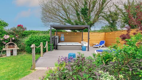 House (6 Bedrooms) | Interior