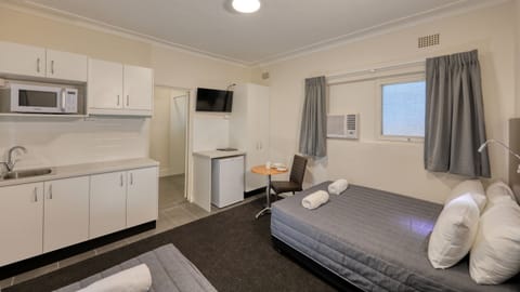 Business Studio, 1 Bedroom, Non Smoking | Iron/ironing board, free WiFi, bed sheets