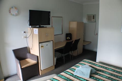 Standard Queen Room | Desk, iron/ironing board, free WiFi, bed sheets