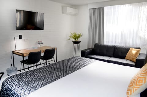 Executive King Room | Desk, iron/ironing board, rollaway beds, free WiFi