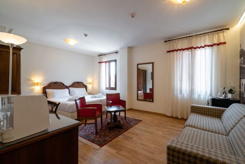 Junior Room | Minibar, in-room safe, desk, soundproofing