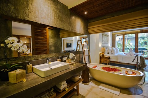 Suite Pool Access | Bathroom | Shower, spring water tub, rainfall showerhead, free toiletries