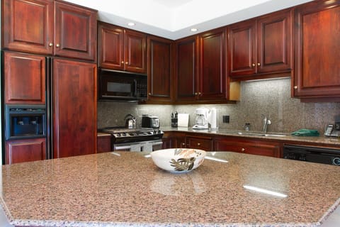 House, 2 Bedrooms | Private kitchen | Fridge, microwave, oven, stovetop