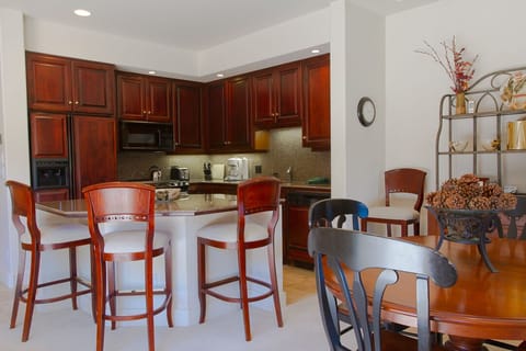 House, 2 Bedrooms | Private kitchen | Fridge, microwave, oven, stovetop