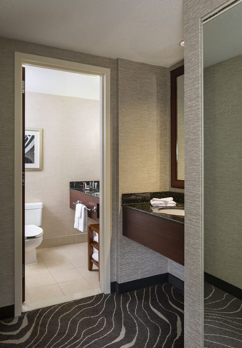 Concierge Room, Room, Non Smoking | Bathroom | Free toiletries, hair dryer, towels