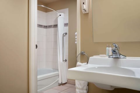 Room, 1 Queen Bed, Accessible, Non Smoking (Mobility) | Accessible bathroom