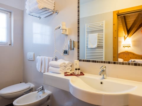 Superior Double Room | Bathroom | Shower, hair dryer, towels