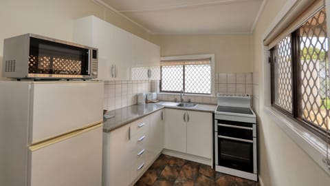 Cottage, 2 Bedrooms, Kitchen (Charles Rasp Cottage) | Private kitchen | Fridge, microwave, coffee/tea maker, electric kettle