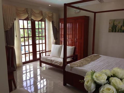 Luxury Ocean Suite | Minibar, desk, free WiFi, bed sheets