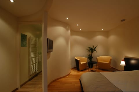 Suite | Individually decorated, desk, blackout drapes, soundproofing