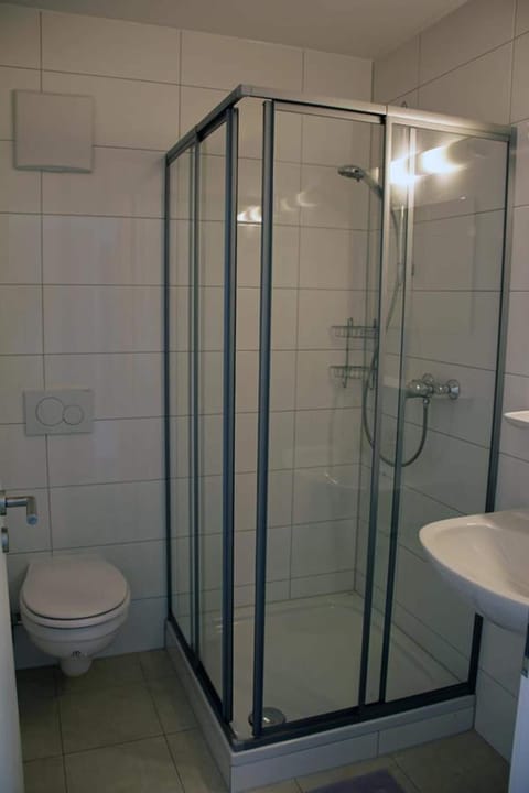 Double Room, Non Smoking, Garden View | Bathroom | Shower, towels