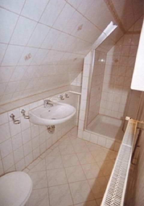 Twin Room | Bathroom | Combined shower/tub, slippers, towels