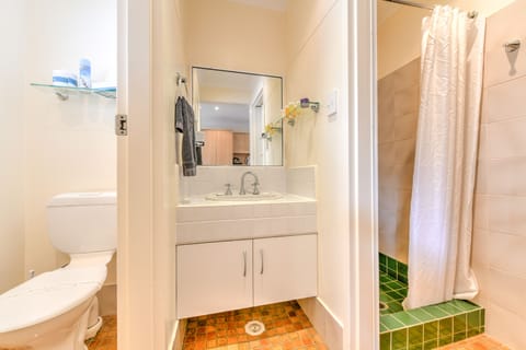 Standard Twin Room - Single Guest | Bathroom | Shower, rainfall showerhead, hair dryer, towels