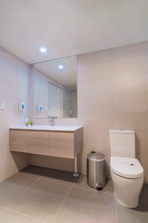 Suite Family | Bathroom | Shower, free toiletries, hair dryer, towels