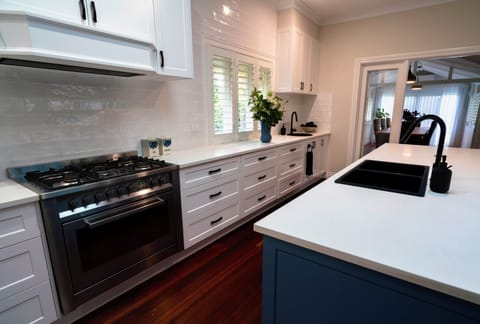 Deluxe House | Private kitchen | Toaster, paper towels