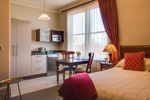 Junior Studio Suite (Manor) | Desk, iron/ironing board, free WiFi, bed sheets