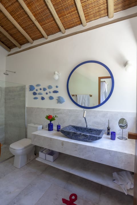 Vila Afin | Bathroom | Shower, rainfall showerhead, free toiletries, hair dryer