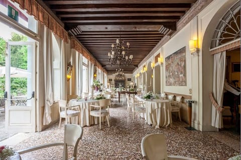 2 restaurants, lunch, dinner served; international cuisine