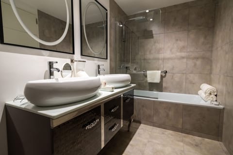 Executive Room | Bathroom | Combined shower/tub, rainfall showerhead, free toiletries, hair dryer