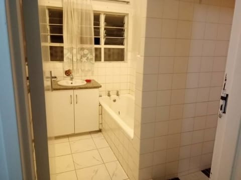 Family House | Bathroom | Separate tub and shower, free toiletries, towels