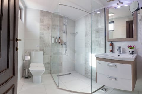 Panoramic Penthouse | Bathroom | Shower, free toiletries, hair dryer, slippers