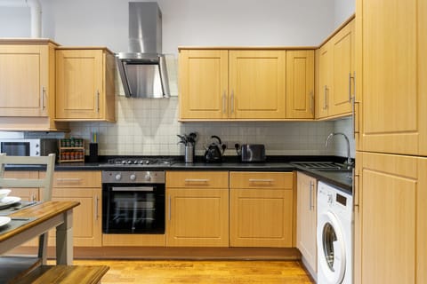 Apartment, 2 Bedrooms | Private kitchen | Fridge, microwave, oven, coffee/tea maker