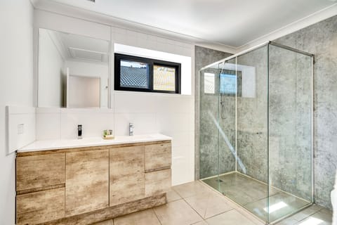 Executive Suite, 2 Bedrooms, Terrace | Bathroom | Free toiletries, hair dryer, towels