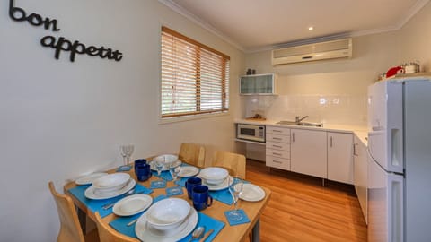 Standard Suite, 2 Bedrooms, Non Smoking, Kitchen (5) Villa) | Private kitchen | Fridge, microwave, stovetop, coffee/tea maker