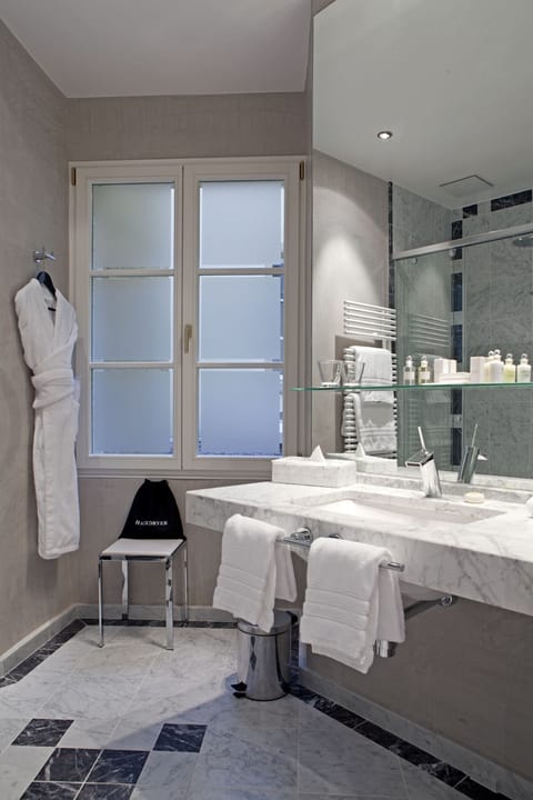 Suite (Prestige) | Bathroom | Combined shower/tub, designer toiletries, hair dryer, bathrobes