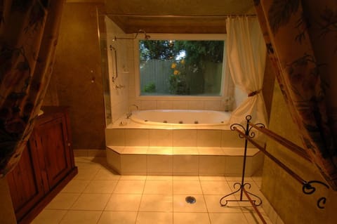 Luxury Cottage | Bathroom | Separate tub and shower, jetted tub, free toiletries, hair dryer