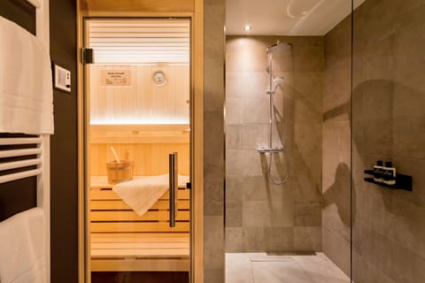 Design Apartment | Bathroom | Shower, rainfall showerhead, free toiletries, hair dryer