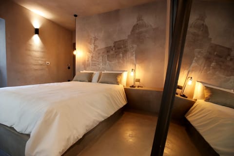 Deluxe Suite, Jetted Tub (Piazza Pretoria) | Minibar, in-room safe, desk, blackout drapes