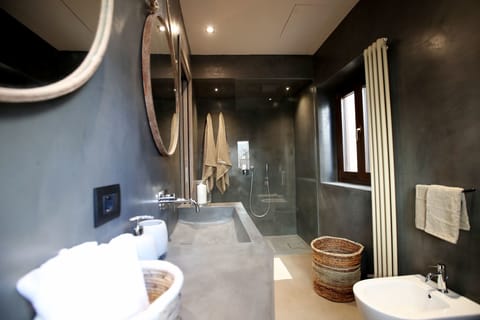 Deluxe Suite, Jetted Tub (Piazza Pretoria) | Bathroom | Shower, rainfall showerhead, bidet, towels