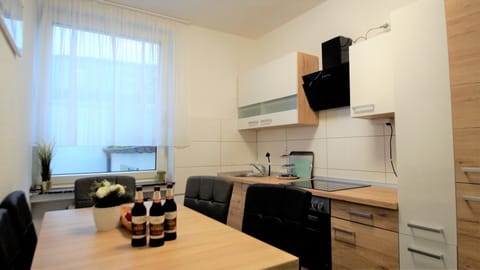 Deluxe Apartment | Private kitchen | Full-size fridge, microwave, oven, stovetop