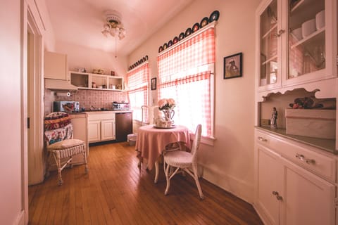 Deluxe Double or Twin Room | Private kitchenette | Fridge, microwave, coffee/tea maker, cookware/dishes/utensils