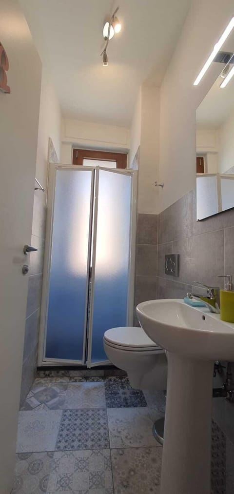 Shower, rainfall showerhead, free toiletries, hair dryer