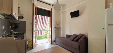 Family Studio | Living room | 28-inch flat-screen TV with digital channels, TV