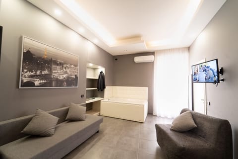 SUITE VASCA IDROmassaggio - edificio separato - corso umberto I, 311 | In-room safe, desk, blackout drapes, free WiFi